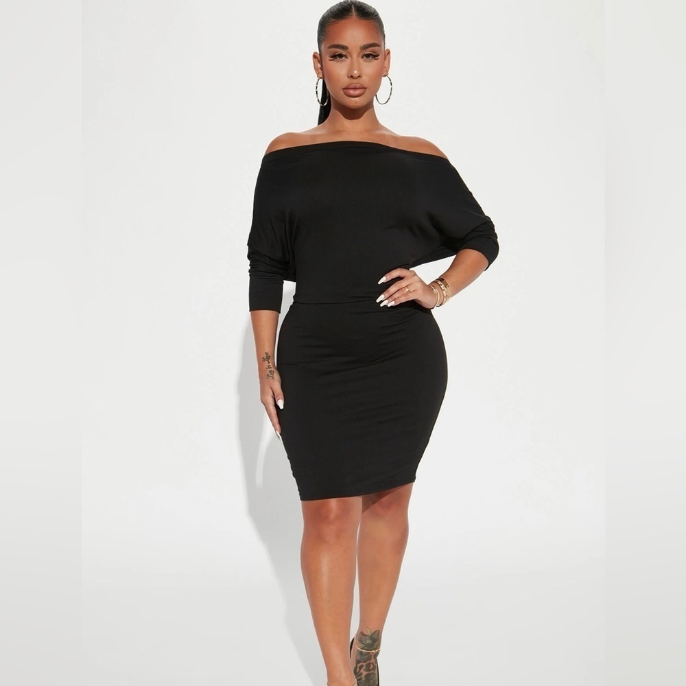 Black off the shoulder
• Mini Dress
• 3/4 Sleeve
• Off Shoulder
• Stretch